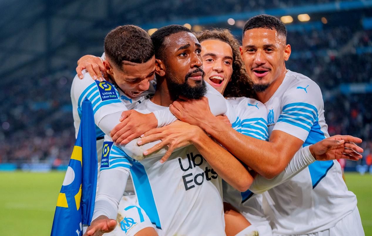 马赛球迷欢庆胜利,为球队喝彩 马赛球迷欢庆胜利,为球队喝彩