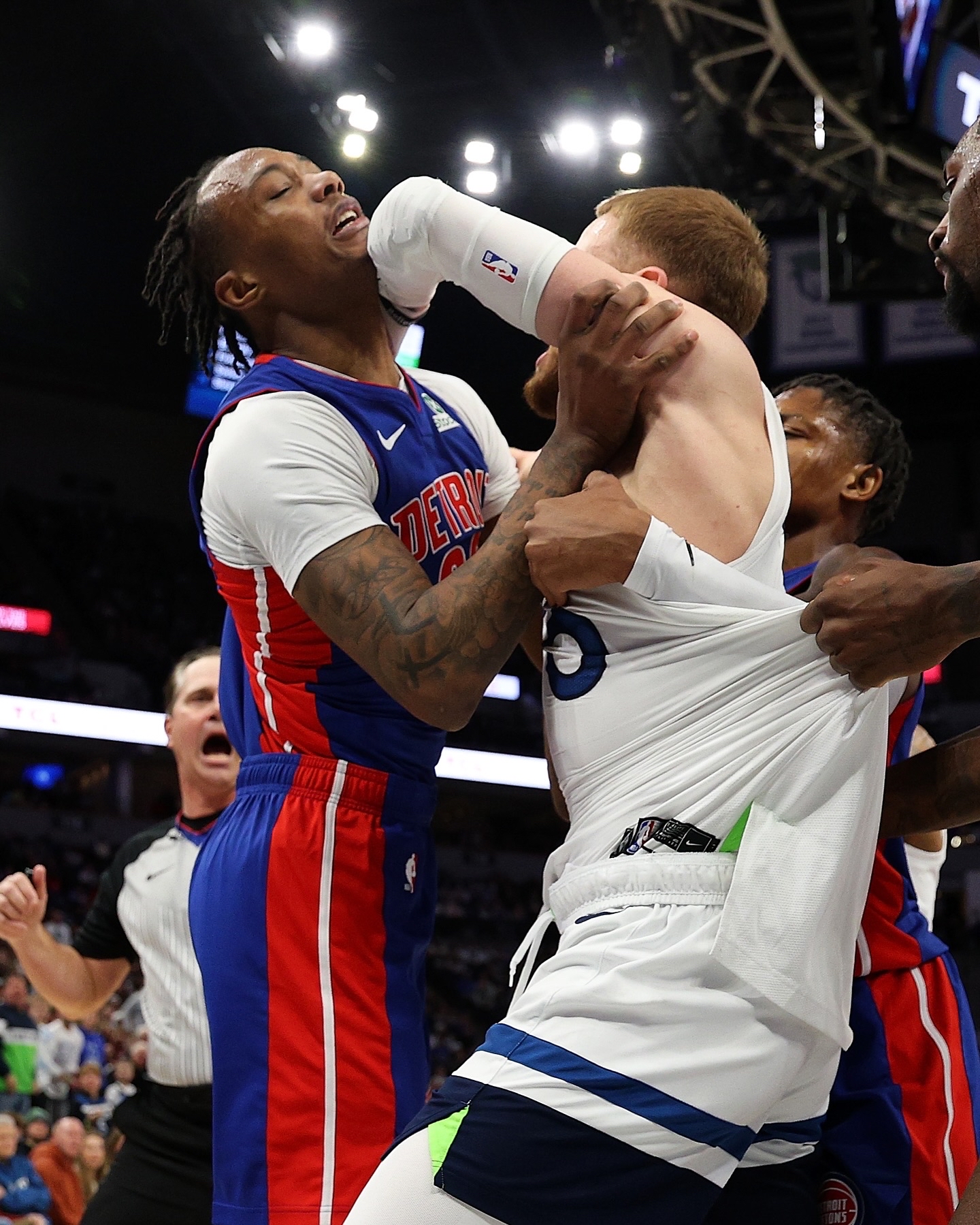 包含球队内部矛盾难以和解气氛紧张的词条