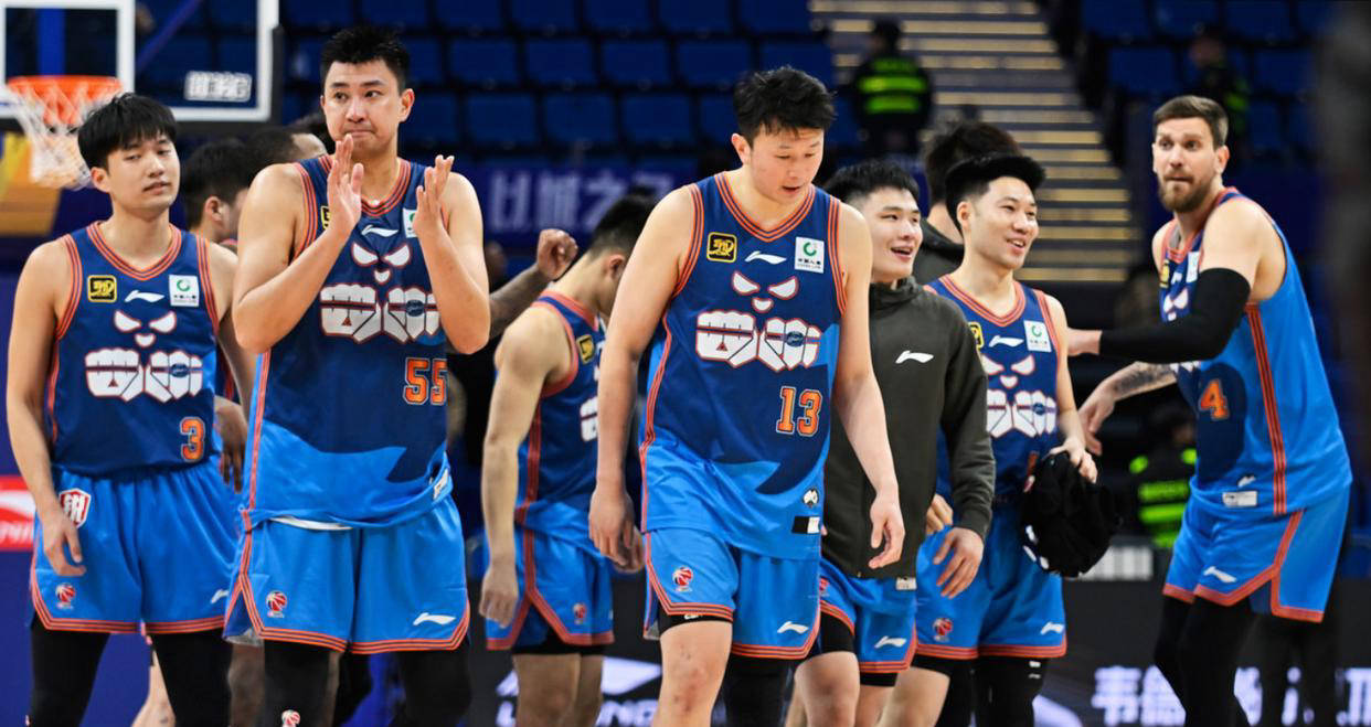 包含广东男篮击败广西球队，豪取十连胜的词条