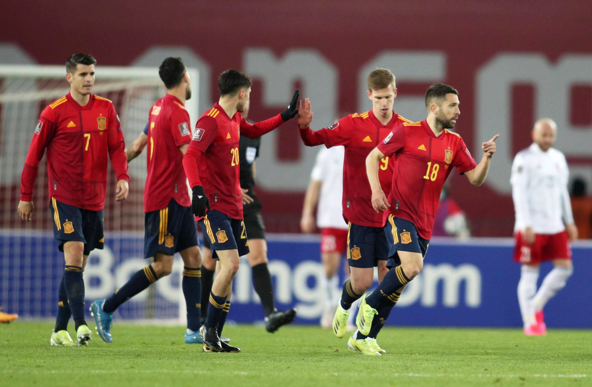 包含欧洲豪门经过激烈比赛成功晋级四强的词条