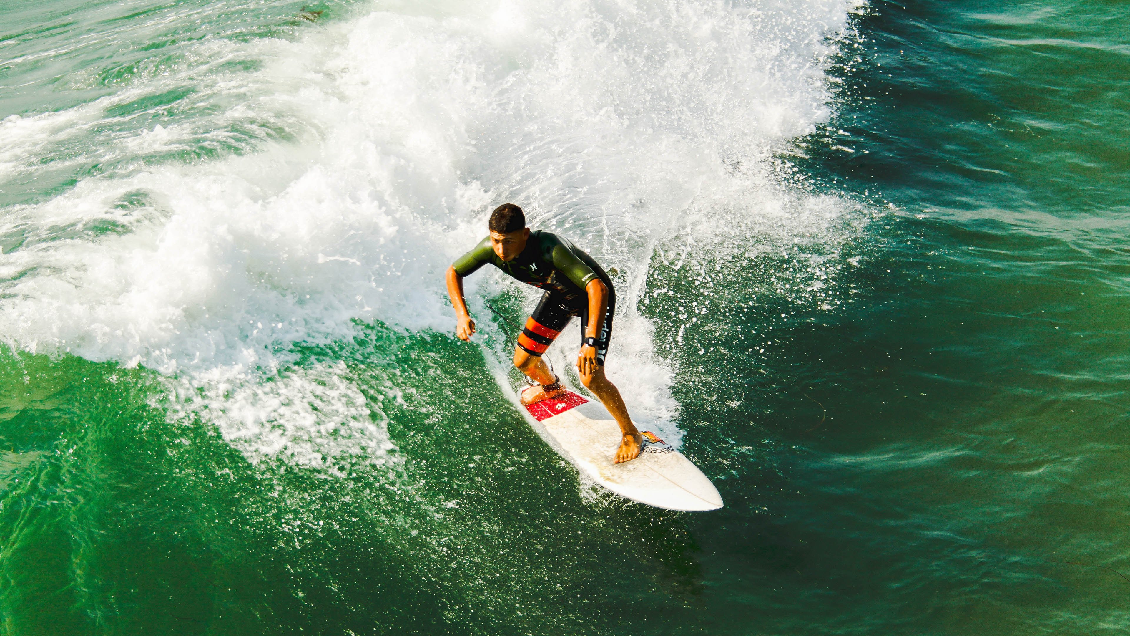 赛道上的孤勇者，霍勒迪扛起全队，F1年度争冠之夜铸就传奇